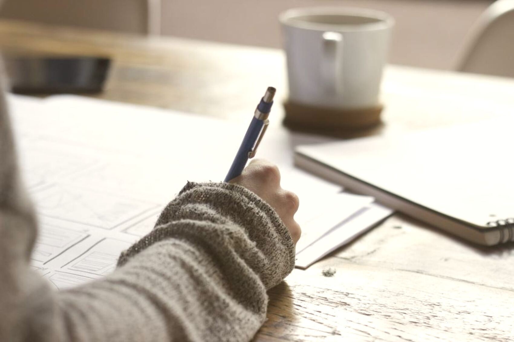 مكتب دافئ بدفتر وقهوة